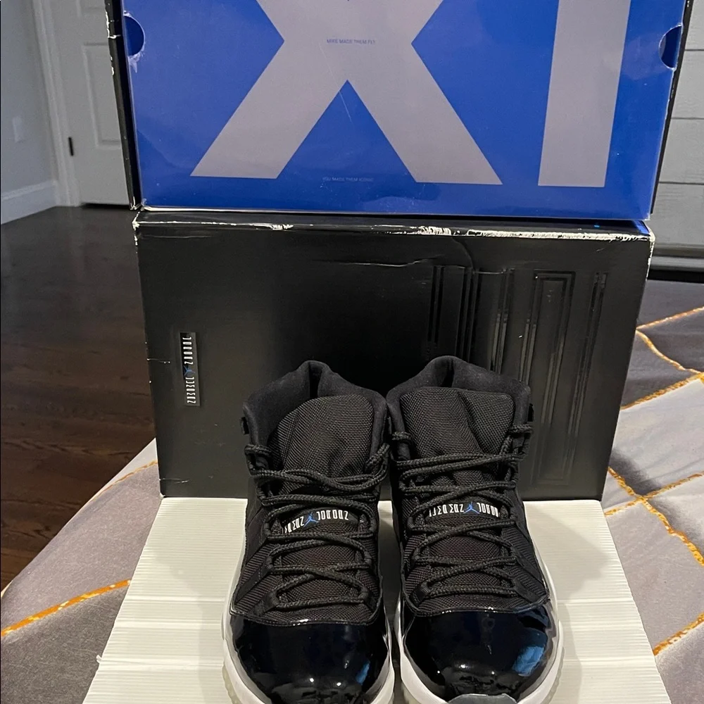 Men Air Jordon 11 Retro. Black white varsity blue. Worn in a photo shoot box’ - Picture 1 of 11